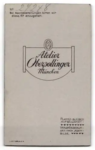 Fotografie Atelier Oberpollinger, München, junger bayerischer Bub posiert in Tracht mit Lederhose