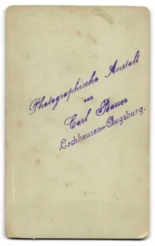 Fotografie Carl Bauer, Lechhausen, junger bayerischer Knabe mit Wanderstock in Lederhosen, Tracht