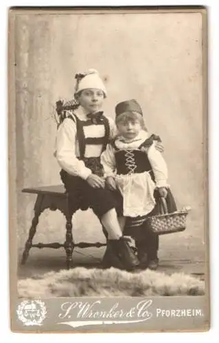 Fotografie S. Wronker & Co., Pforzheim, zwei Kinder zum Fasching als deutscher Michel und Rotkäppchen