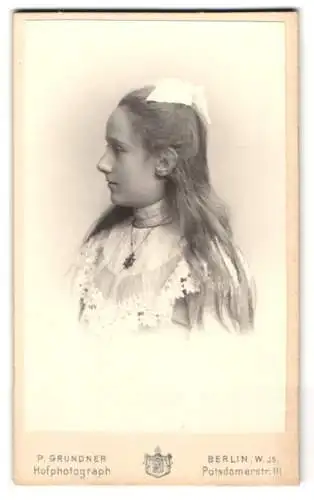 Fotografie P. Grundner, Berlin, Mädchen im weissen Kleid mit langen offenen Haaren und Haarschleife, 1903