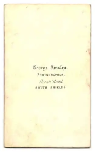 Fotografie George Aisnlev, South Shilds, kleines englisches Mädchen im Kleid mit lockigen Haaren