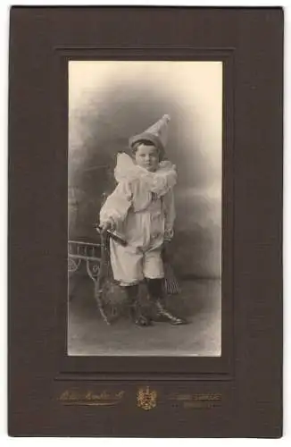 Fotografie Atelier Rembrandt, St. Joahnn, junger Knabe als Clown mit Tröte zum Fasching