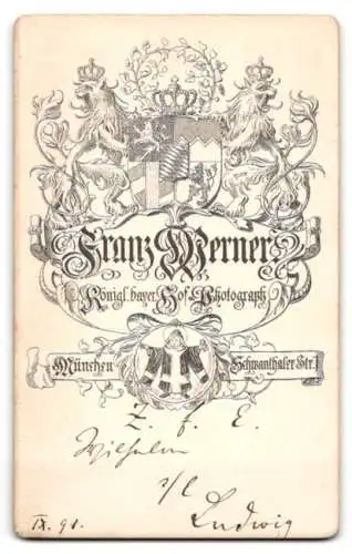 Fotografie Franz Werner, München, Student Wilhelm im Anzug mit Couleur und Schirmmütze, 1891