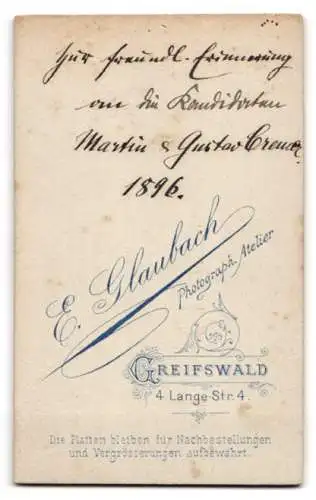 Fotografie E. Glaubach, Greifswald, zwei Studenten Martin und Gustav Cremer in Anzügen mit Couleur, 1896