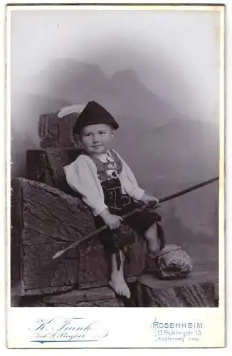 Fotografie K. Frank, Rosenheim, junger Knabe in bayerischer Tracht mit Lederhose und Wanderstock