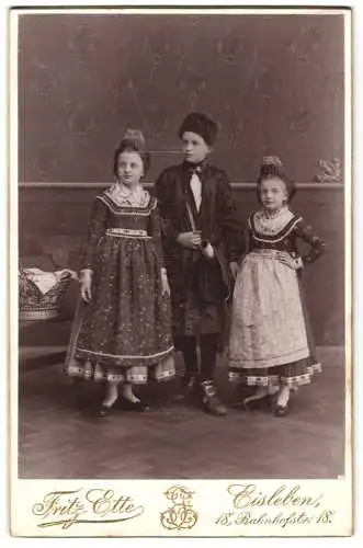 Fotografie Fritz Ette, Eisleben, zwei Mädchen Lotte und Grete mit ihrem Bruder Walter in Tracht gekleidet