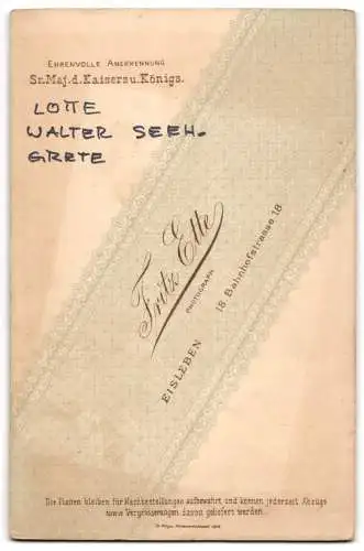Fotografie Fritz Ette, Eisleben, zwei Mädchen Lotte und Grete mit ihrem Bruder Walter in Tracht gekleidet