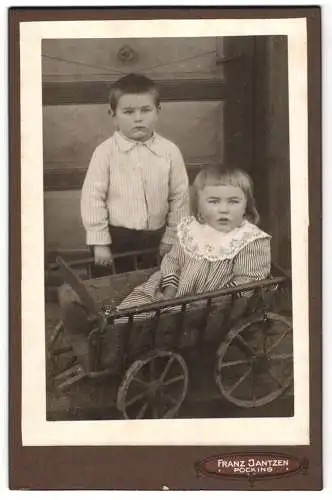 Fotografie Franz Jantzen, Pocking, Mädchen und Junge mit ihrem Bollerwagen, Mädchen sitzt im Wagen