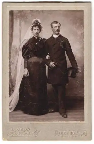 Fotografie H. Hardt, Limburg / Lahn, junges Ehepaar am Hochzeitstag im schwarzen Brautkleid und Anzug