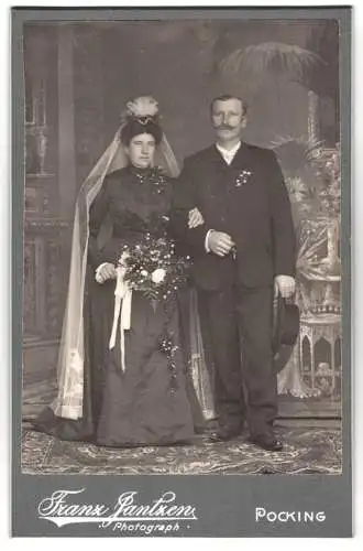 Fotografie Franz Jantzen, Pocking, Brautpaar im schwarzen Hochzeitskleid und Anzug