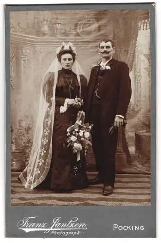 Fotografie Franz Jantzen, Pocking, Ehepaar am Hochzeitstag im schwarzen Brautkleid und Anzug