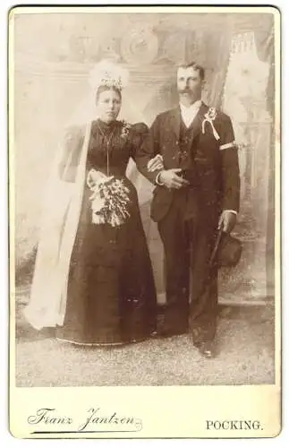 Fotografie Franz Jantzen, Pocking, Hochzeitspaar im dunklen Kleid mit hellen Schleier