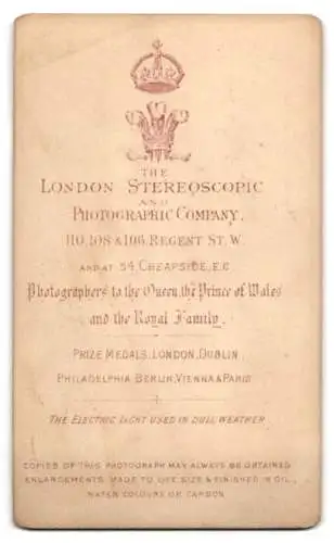 Fotografie London Stereoscopic Co., London, junge Engländerin im dunklen Kleid mit Muff und Wintermütze