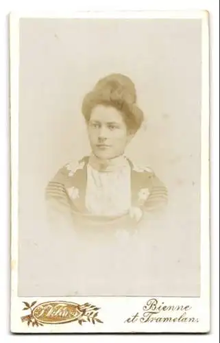 Fotografie J. Villars, Bienne, Ansicht Bienne, Pferdekutsche vor dem Ateliers Haus mit Werbeschriftzug