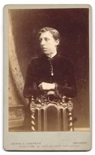 Fotografie Henry A. Chapman, Swansea, Monogramm als Wappen, Maler sitzt vor seinem Gemälde