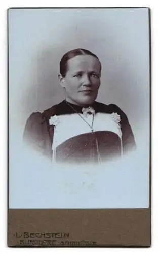 Fotografie L. Bechstein, Burgdorf, Blick zur Stadt, Malerin mit Leinwand in nachdenklicher Pose