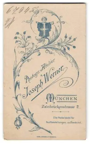 Fotografie Joseph Werner, München, Zweibrückenstr. 2, Münchner Kindl von Blumen umgeben