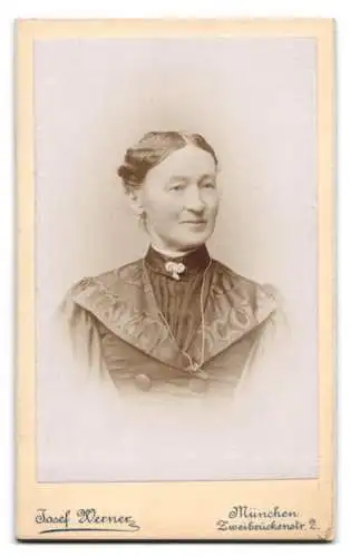 Fotografie Joseph Werner, München, Zweibrückenstr. 2, Münchner Kindl von Blumen umgeben