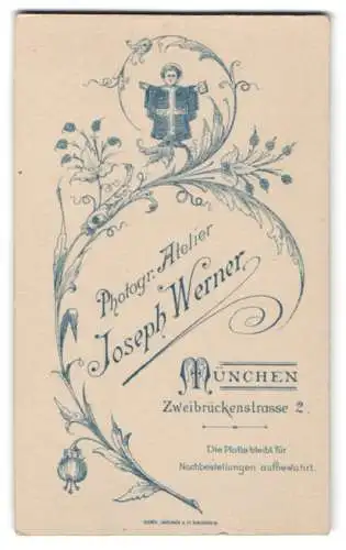 Fotografie Joseph Werner, München, Zweibrückenstr. 2, Münchner Kindl mit floraler Verzierung