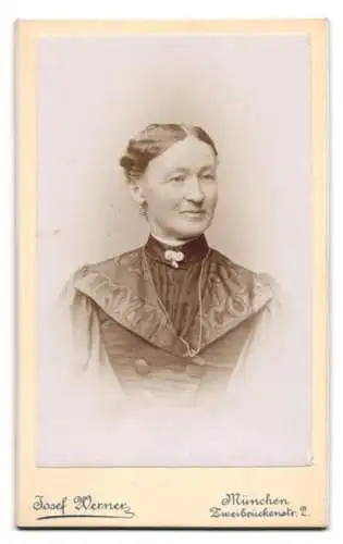 Fotografie Joseph Werner, München, Zweibrückenstr. 2, Münchner Kindl mit floraler Verzierung