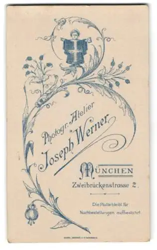 Fotografie Joseph Werner, München, Zweibrückenstr. 2, Münchner Kindl mit Pflanzenzweig