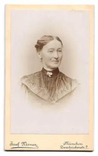 Fotografie Joseph Werner, München, Zweibrückenstr. 2, Münchner Kindl mit Pflanzenzweig