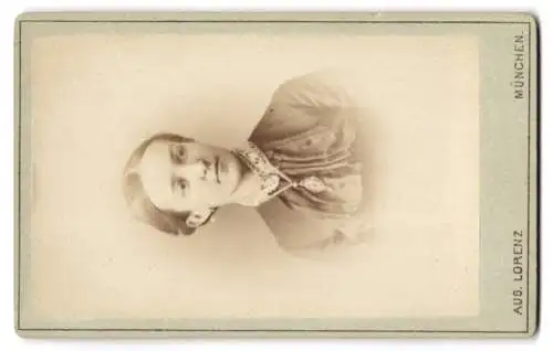 Fotografie Aug. Lorenz, München, Dachauerstr. 6, Medaillen nebst floraler Verzierung