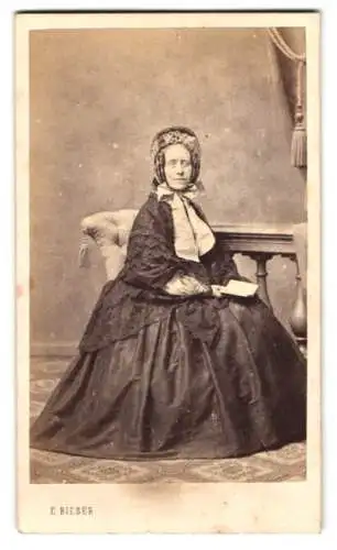 Fotografie E. Bieber, Hamburg, 26 Gr. Bäckerstrasse, elegante Dame im viktorianischen Kleid, 1864