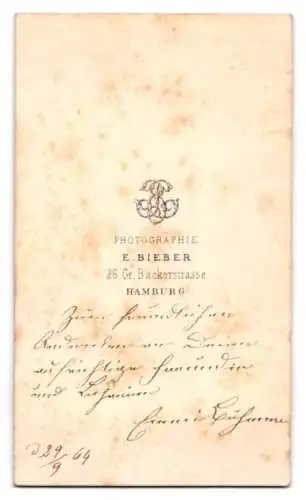 Fotografie E. Bieber, Hamburg, 26 Gr. Bäckerstrasse, elegante Dame im viktorianischen Kleid, 1864