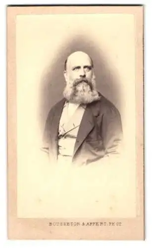 Fotografie Bousseton & Appert, Paris, Rue Louis-le-Grand 21, Porträt eines älteren Herrn mit Bart