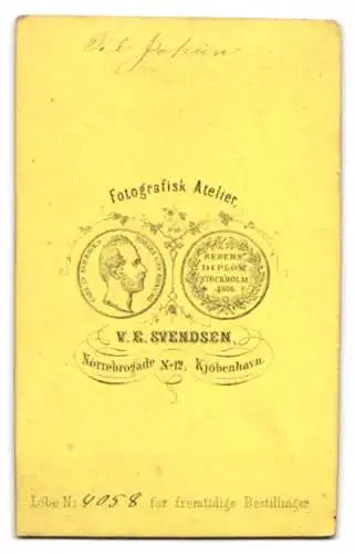 Fotografie V.E. Svendsen, Kjøbenhavn, Nørrebrogade 12, Porträt einer älteren Dame
