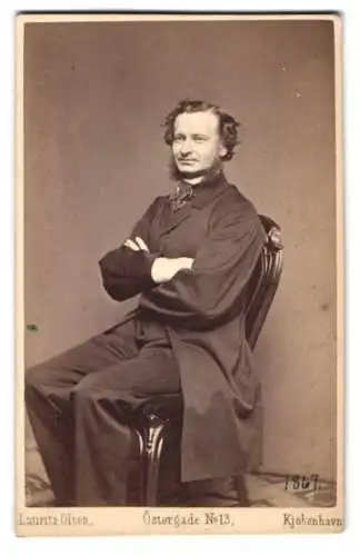 Fotografie Lauritz Olsen, Kjøbenhavn, Østergade No.13, Porträt Jacob Larsen mit verschränkten Armen, 1867