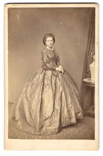 Fotografie Rousseau and Dendy, London, Hanover St 28, Frau E. Hammond in elegantem Kleid