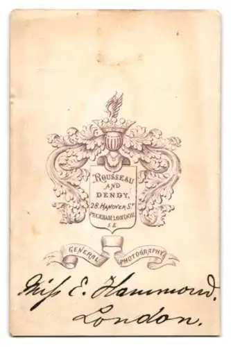 Fotografie Rousseau and Dendy, London, Hanover St 28, Frau E. Hammond in elegantem Kleid
