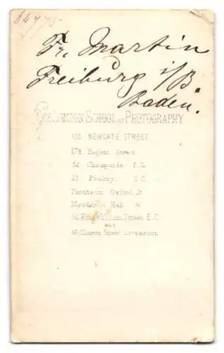 Fotografie Fotograf unbekannt, London, Newgate Street 103, stehender Herr Fr. Martin mit Hut