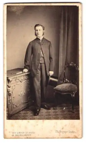 Fotografie The London School of Photography, London, Regent Street 174, Portrait eines eleganten Herren