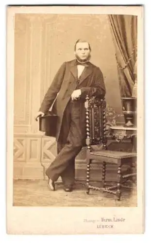 Fotografie Herm. Linde, Lübeck, eleganter Herr mit Zylinder