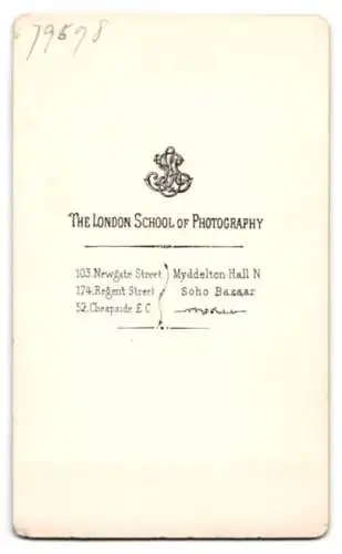 Fotografie The London School of Photography, London, Regent Street 174, Dame in elegantem Kleid