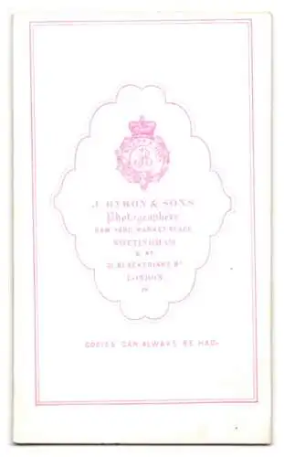 Fotografie J. Byron & Sons, Nottingham, Ram Yard Market Place, sitzender Herr im Anzug