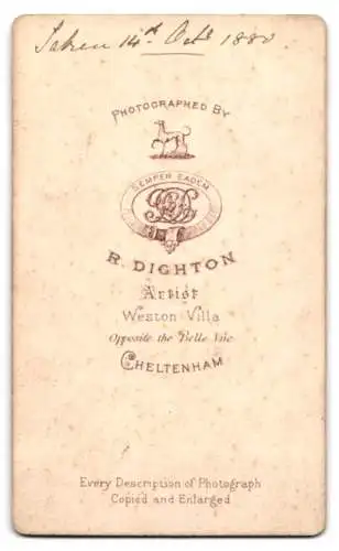 Fotografie R. Dighton, Cheltenham, ein sitzendes Paar neben einem Tisch