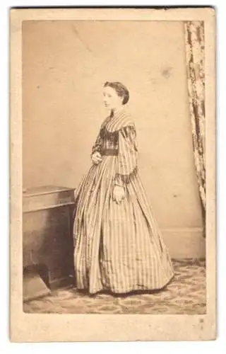 Fotografie J.T. Bainbridge, Barnard Castle, Frau im gestreiften Kleid neben Vorhang