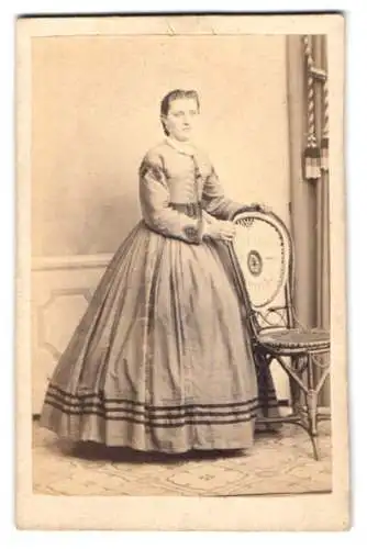 Fotografie F. Weide, Sonderburg, Elegant gekleidete Dame mit Stuhl