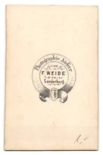 Fotografie F. Weide, Sonderburg, Elegant gekleidete Dame mit Stuhl