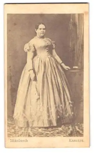 Fotografie Mikolasch S., N. Kanizsan, Frau in elegantem Kleid