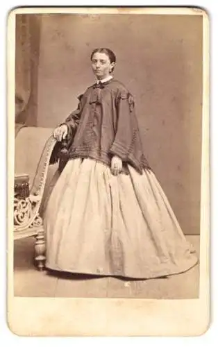 Fotografie Josef Böttinger, Pilsen, elegant gekleidete Dame mit üppigem Rock