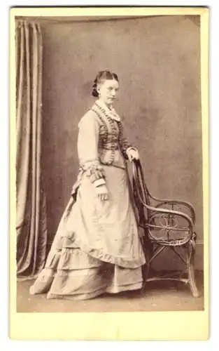 Fotografie G. Ward, Weybridge, Baker Street, Frau in eleganter Kleidung mit Stuhl