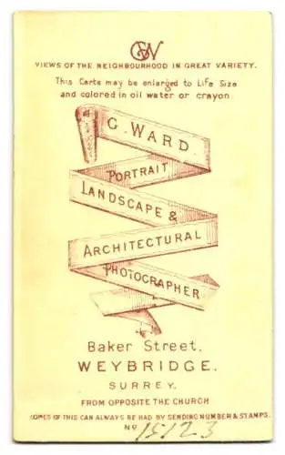 Fotografie G. Ward, Weybridge, Baker Street, Frau in eleganter Kleidung mit Stuhl