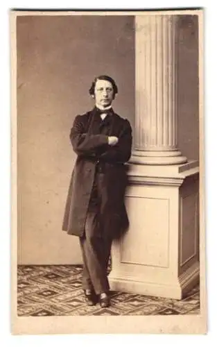Fotografie A.W. Eurenius & P.L. Quist, Stockholm, Regeringsgatan 18, Mann im Anzug an Säule