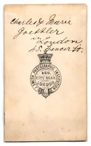 Fotografie J. Smith, London, City Road 300, Kinder Charles & Marie Goettler in historischer Kleidung