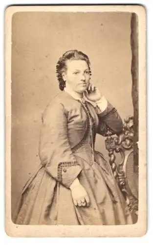 Fotografie P. Schindler, Regensburg, Frau in elegantem Kleid